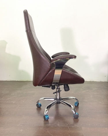 Кресло офисное Gruppo 396 Авгур с подлокотниками на пятилучье хромированном цвет коричневый
